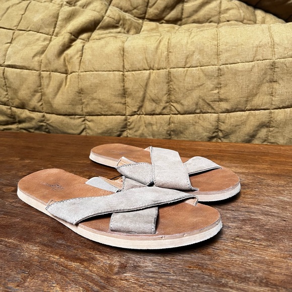 Universal Thread Sandals - Picture 2 of 3